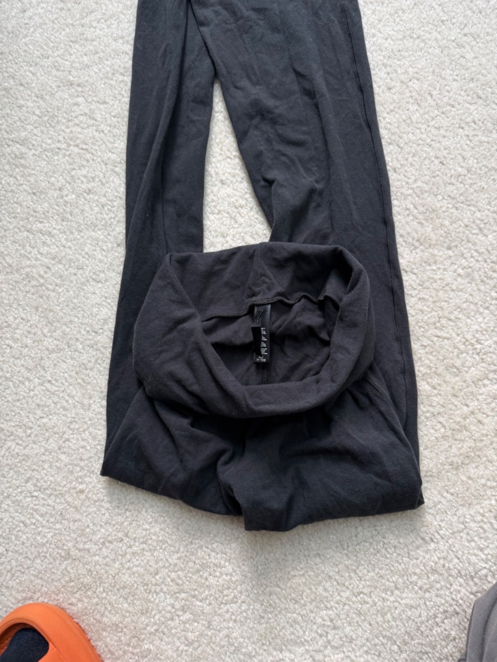 SKIMS Black High-Waist Flare Leggings - Picture 5 of 6